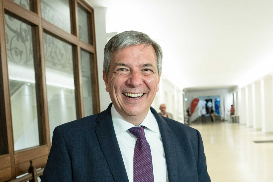 Auch Wiesbadens OB Gert-Uwe Mende (58/SPD) ist klar für den Bau einer City-Bahn durch Mainz, Wiesbaden und Bad Schwalbach im Taunus.