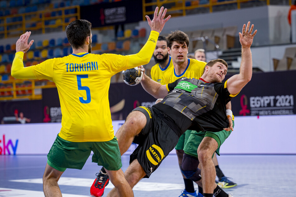 Johannes Golla setzt sich am Kreis gegen die brasiliansische Abwehr in Szene.