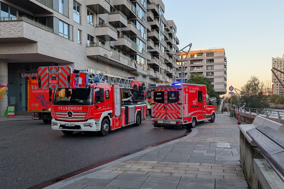 Die Feuerwehr rückte mit zahlreichen Kräften an.