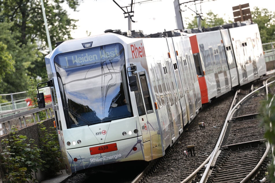 Bei einem Zusammenstoß mit einer Stadtbahn ist eine Radfahrerin schwer verletzt worden. (Symbolbild)