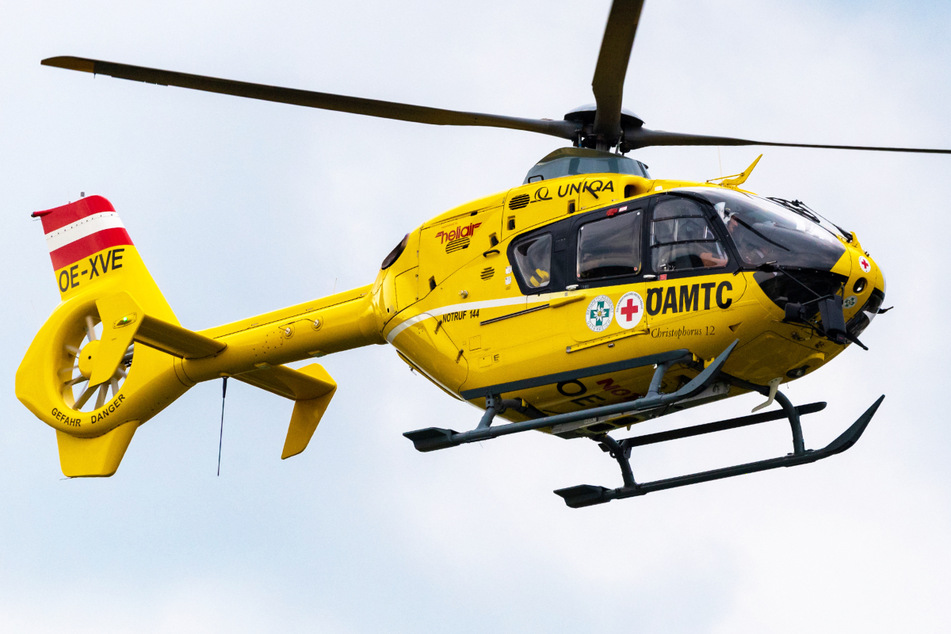 Der verletzte Lastwagenfahrer wurde mit einem Rettungshubschrauber in ein Krankenhaus geflogen. (Symbolbild)