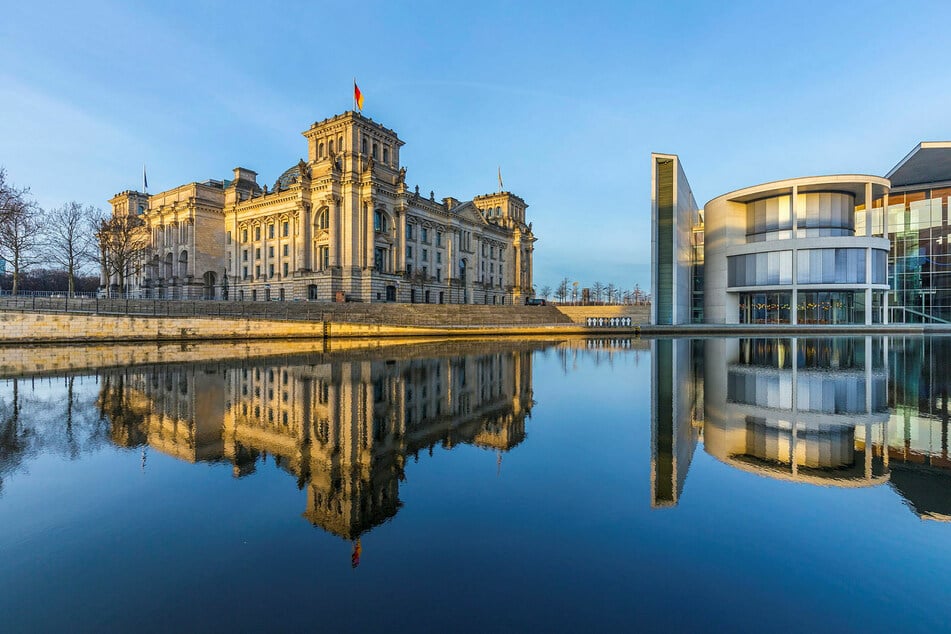 Der Reichstag badet im Morgenlicht. Wer wird Sachsen in Berlin nach der Bundestagswahl vertreten?