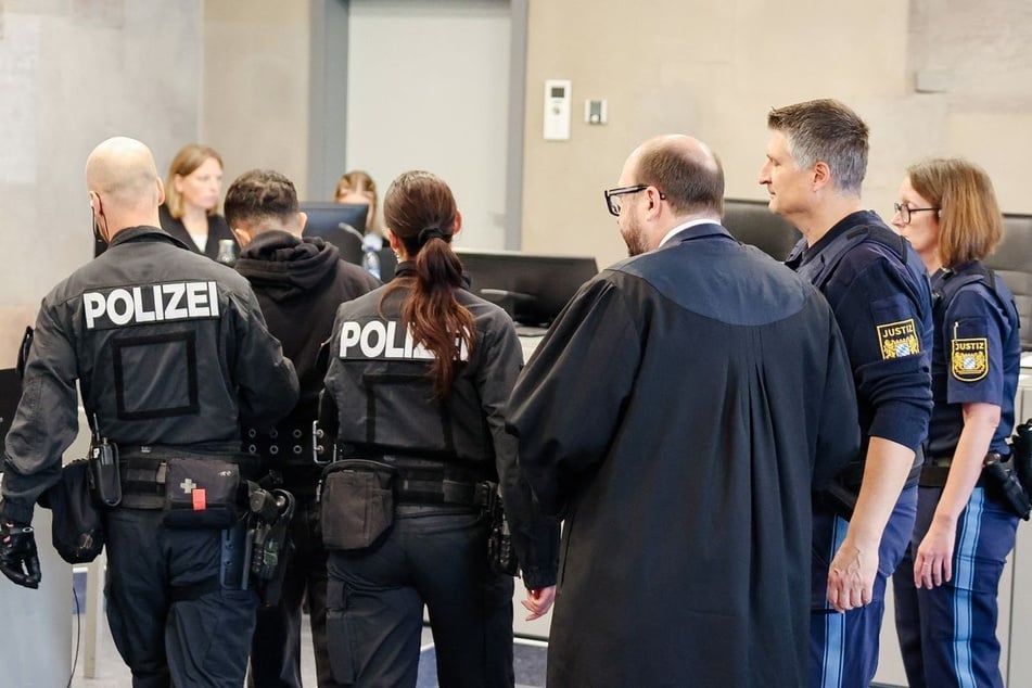 Ein Angeklagter (25) räumte Schüsse auf die Polizei ein.