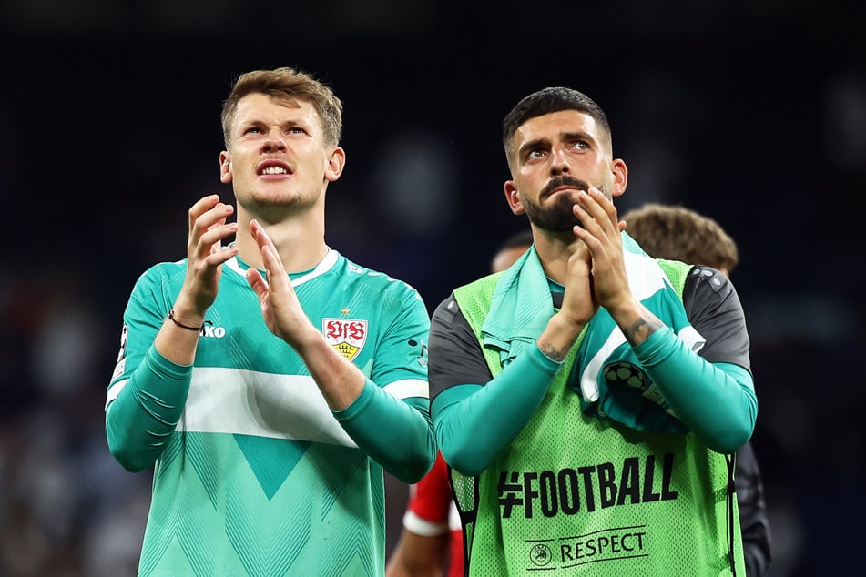 Stuttgarts Nummer eins Alexander Nübel (28, links) gönnt sich eine Verschnaufpause, Ersatzkeeper Fabian Bredlow (29, rechts) kommt für den 28-Jährigen.