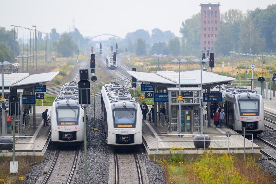 Das Pärchen soll am Bahnhof Halberstadt mit einer Waffe hantiert haben.