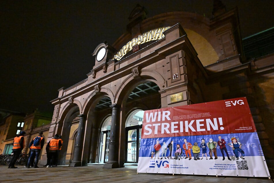 Klare Ansage vor dem Erfurter Hauptbahnhof: "Wir streiken!"