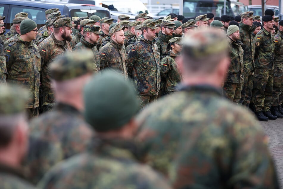 Soldaten der Bundeswehr helfen aktuell in Sangerhausen aus.