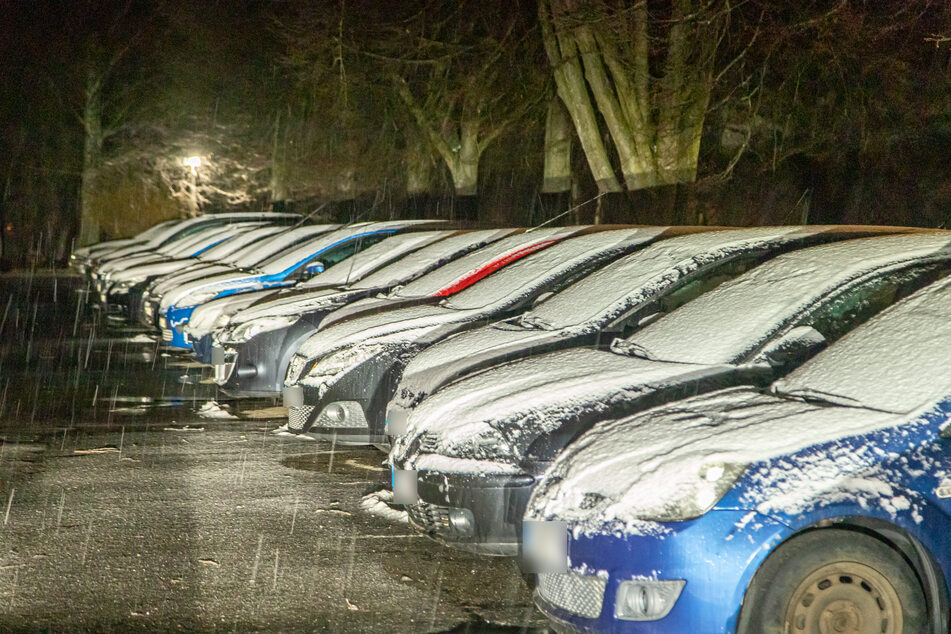 In Zwönitz (Erzgebirge) meldete sich kurz vor Ostern der Winter zurück. Mehrere Zentimeter Neuschnee lag auf den Autodächern.