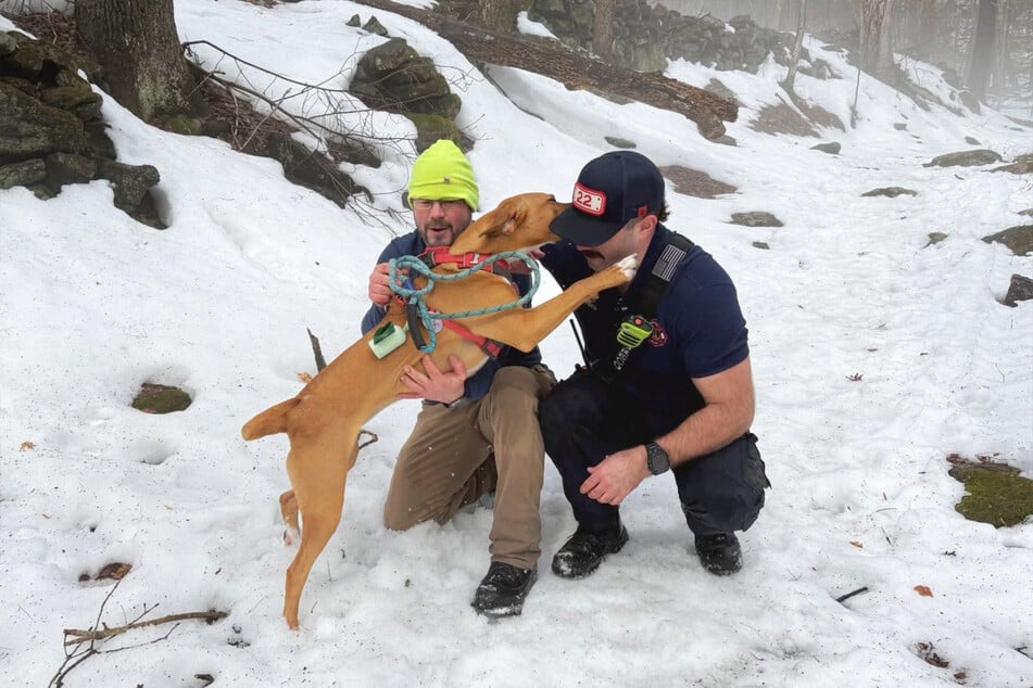Nur wenige Sekunden nach der Aktion bedankte sich der Polizeihund bei seinen Rettern.