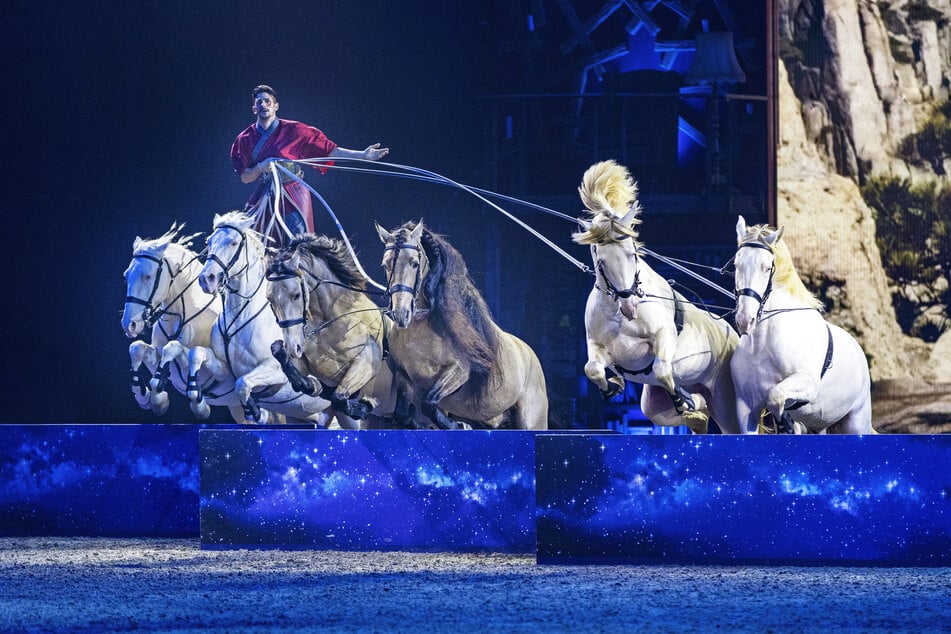 Zum letzten Mal in diesem Jahr statten die "Cavalluna"-Artisten der Arena einen Besuch ab.