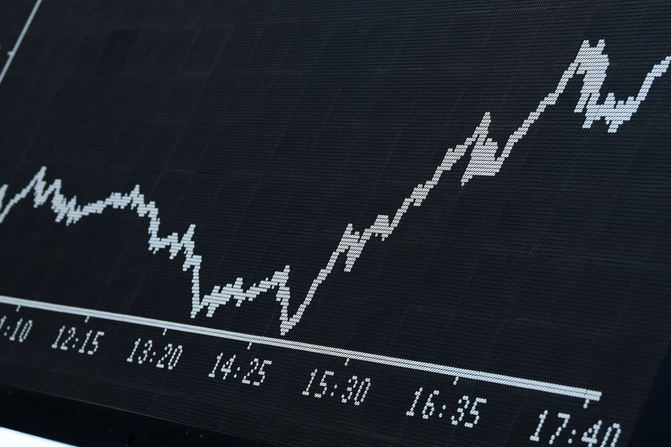 Mit weiteren deutlichen Kursgewinnen ist der Dax am Donnerstag auf ein neues Hoch seit Beginn des Corona-Crashs am 24. Februar gestiegen.
