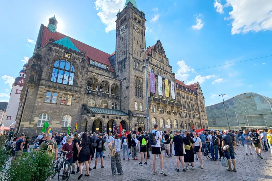 Vor dem Rathaus gab es einen Gegenprotest.