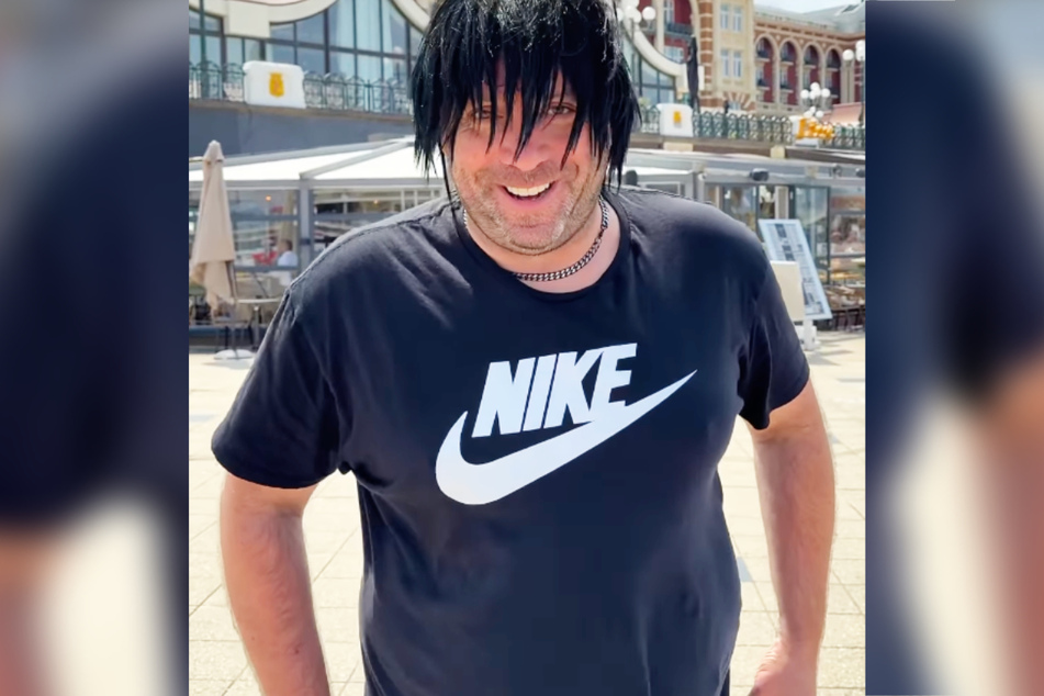 Stilecht mit strähniger Perücke begrüßt Ikke Hüftgold (46) zu Beginn eines kürzlich veröffentlichten Instagram-Videos seine Fans: "Guten Mittag, ich bin hier in Holland."
