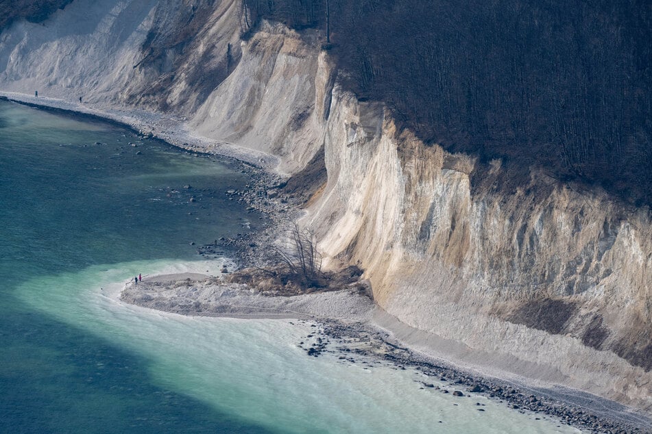 Die Steilküste des Nationalparks Jasmund auf Rügen erschwerte die Kommunikation zwischen Seenotküstenfunkstelle und Seglern zunächst. (Archivfoto)