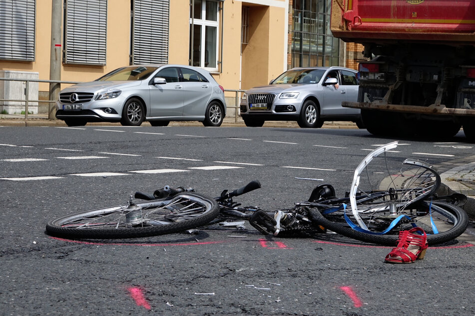 Schwerer Unfall in Dresden: Fahrradfahrerin von Lkw erfasst