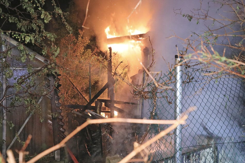 Flammen schlugen aus der Laube. Die Feuerwehr mussten die Datsche gewaltsam öffnen, um auch von innen löschen zu können.