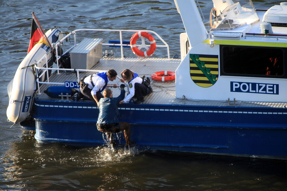 Die "WaPo Elbe" rettet den Klimaaktivisten aus dem Fluss.