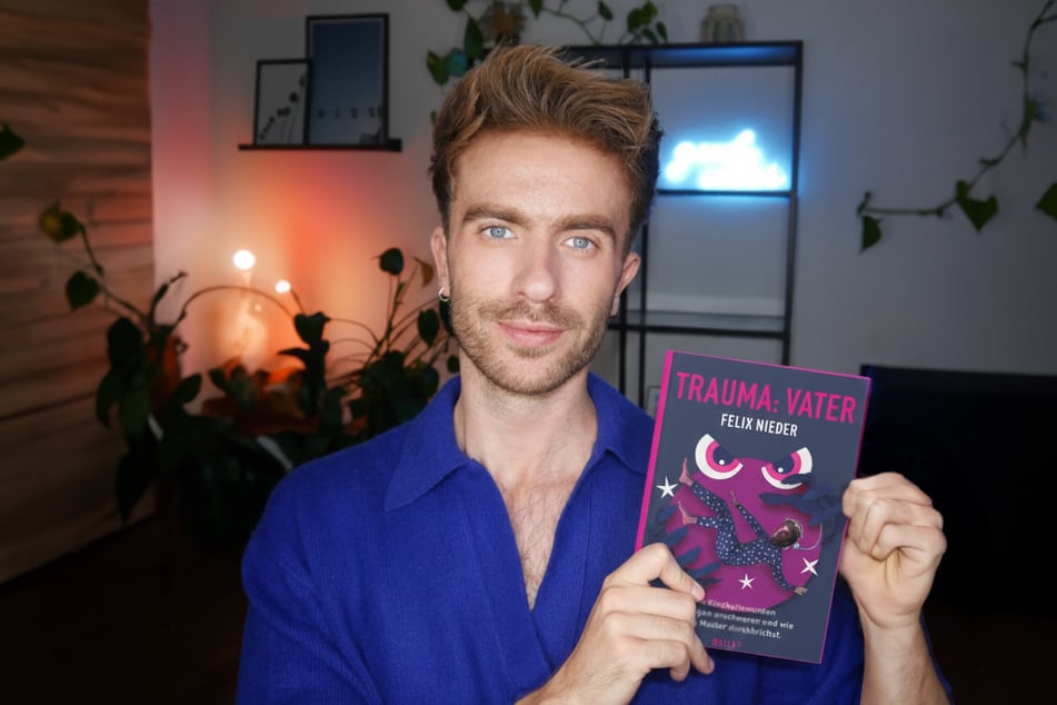 In seinem neuen Buch "Trauma: Vater" erzählt Felix Nieder (32) auf rund 240 Seiten von seiner Vaterwunde und den daraus resultierenden emotionalen Folgen.