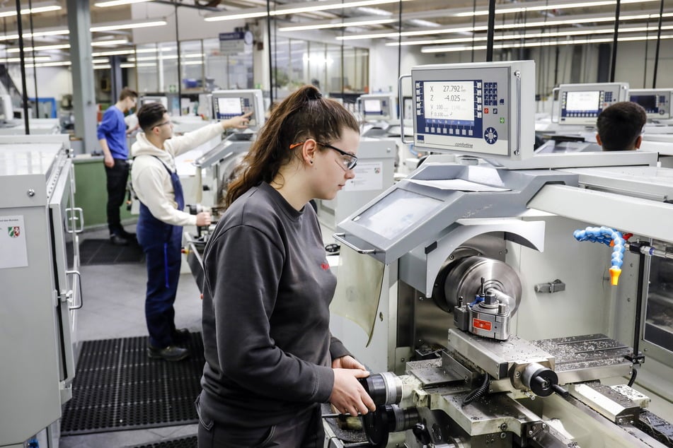 Frauen erhalten in Sachsen im Schnitt 1,50 Euro weniger Stundenlohn als Männer. Der Gewerkschaftsbund (DGB) drängt darauf, diesen "Gender Pay Gap" endlich zu schließen. (Archivfoto)