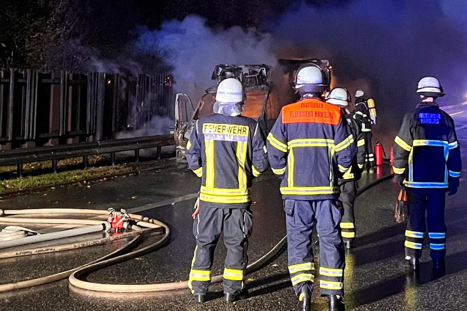 Unfall A7: A7-Vollsperrung: Lastwagen mit geladenen Sauerstoffflaschen fängt Feuer