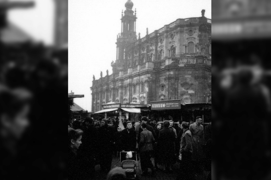 Der erste Striezelmarkt in der Altstadt nach dem Krieg fand 1954 auf dem Theaterplatz statt.
