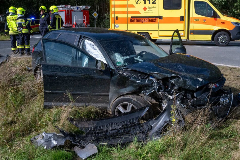 Audi kracht mit Hyundai zusammen: Beide Autofahrer nach schwerem Unfall verletzt