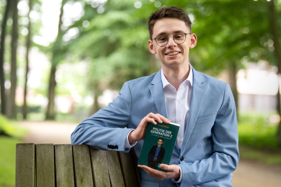 Leonard Geßner präsentiert sein eigenes Buch "Politik der Generation Z - ein unbequemer Blick in die Zukunft".
