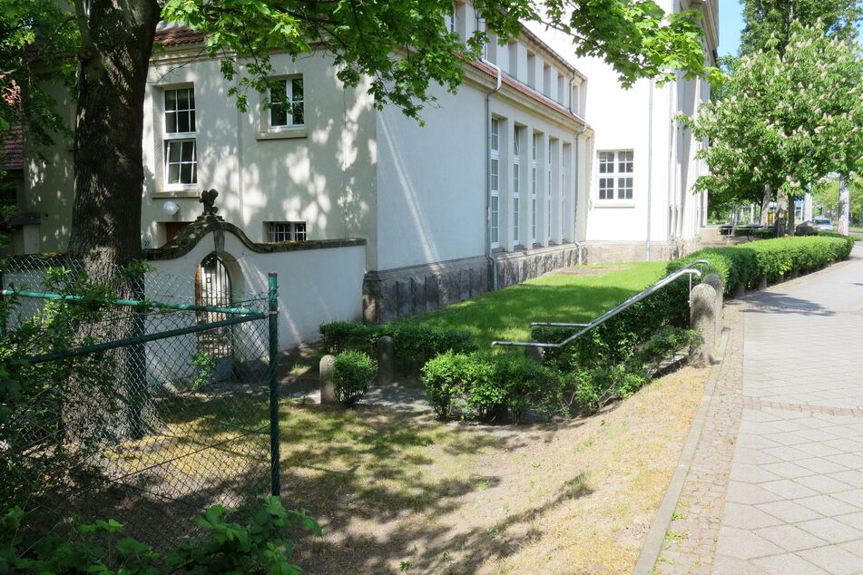 Der Tatort: An dieser kleinen Grünfläche hinter dem Institut für Tierzucht schlug der Gewalttäter vor genau einem Jahr zu.