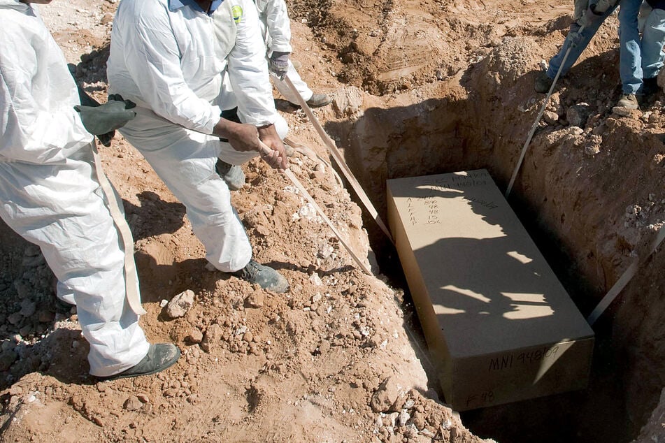 El joven se hizo enterrar vivo. Un curandero milagroso se lo había pedido.