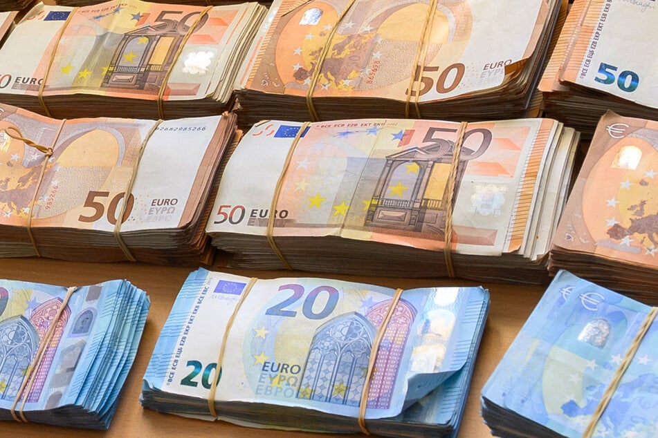 Aufgeteilt in Bündel wurde in einem Auto eine Million Euro gefunden. (Symbolbild)