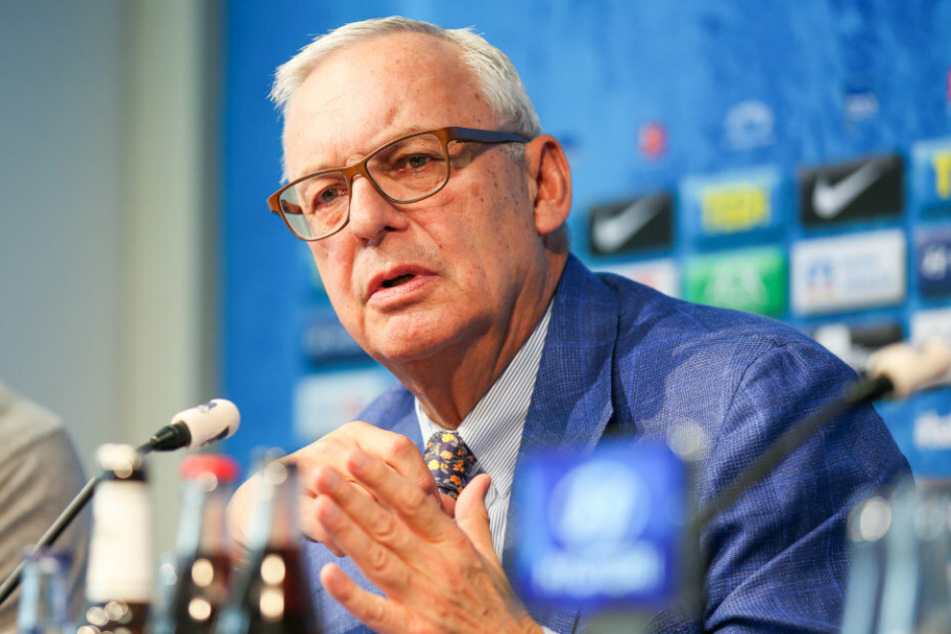 Hertha-Präsident Werner Gegenbauer (70) bei einer Pressekonferenz. Am Sonntag stellt er sich bei der Mitgliederversammlung der Blau-Weißen zur Neuwahl.
