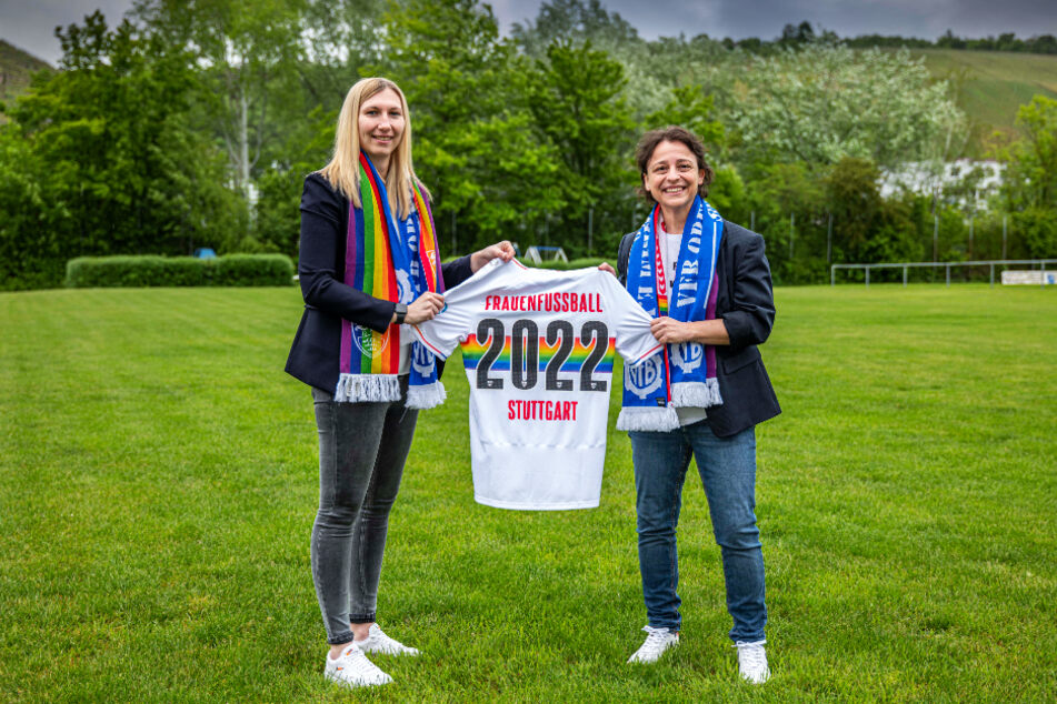 Lisa Lang (l.) und die neue Leiterin Frauenfußball beim VfB Stuttgart, Oriana D'Aleo, freuen sich über die Gründung der neuen Abteilung. Der Spielbetrieb wird 2022 beginnen.