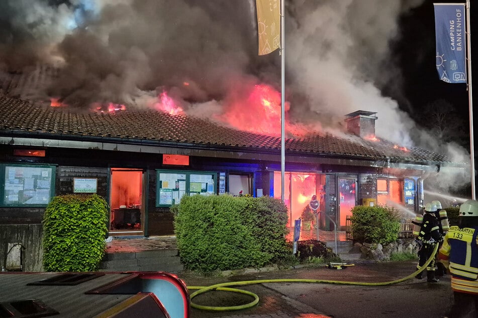 Das komplette Haupt- und Verwaltungsgebäude stand lichterloh in Flammen.