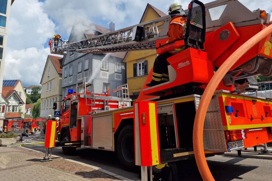 Mit 60 Einsatzkräften und zehn Fahrzeugen stellte sich die Feuerwehr den Flammen entgegen.