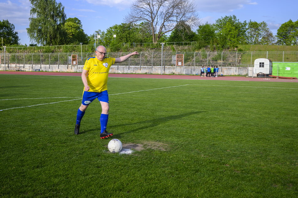Die Nummer 1 der Chemnitz All Stars: OB Sven Schulze (52, SPD) kickt gegen den Ball.