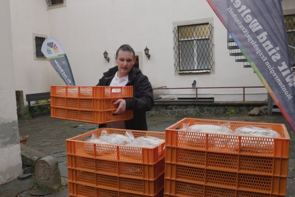 Die Stollen werden sortiert und zur Einlagerung vorbereitet.