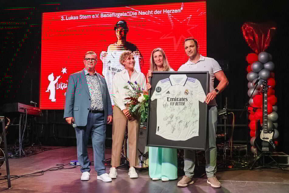 Die Firma LF Elektro aus Annaberg-Buchholz ersteigerte dieses Real-Madrid-Trikot für 22.500 Euro - um es den Eltern des verstorbenen Tim zurückzugeben.