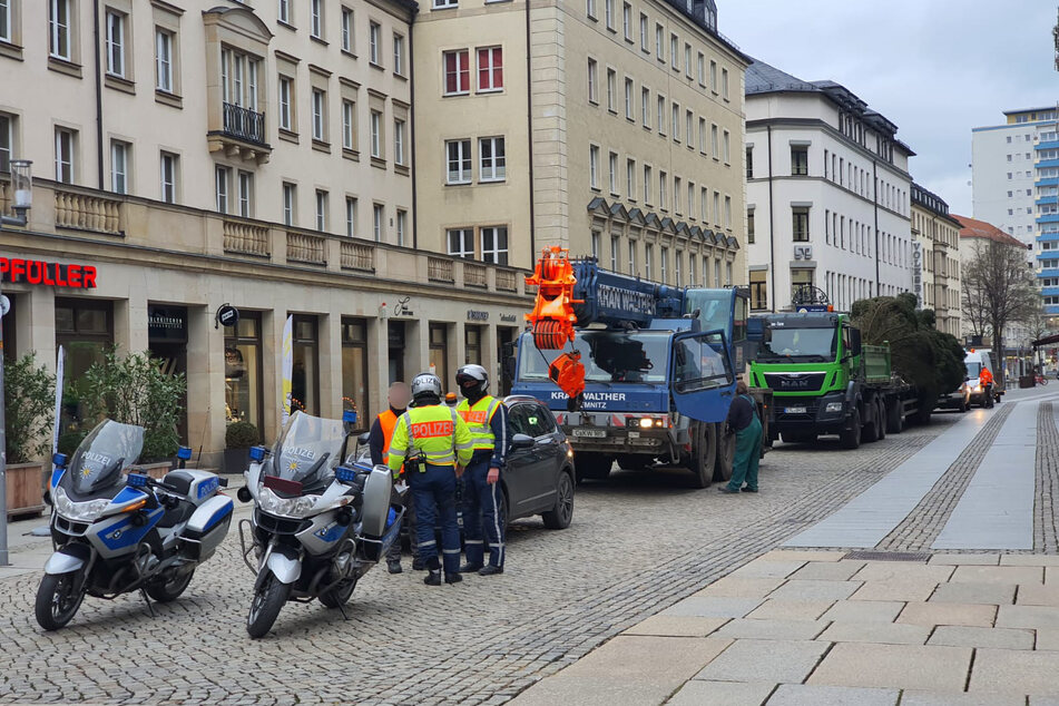 Der zweite Weihnachtsbaum für Chemnitz wurde am Donnerstag zum Markt transportiert.