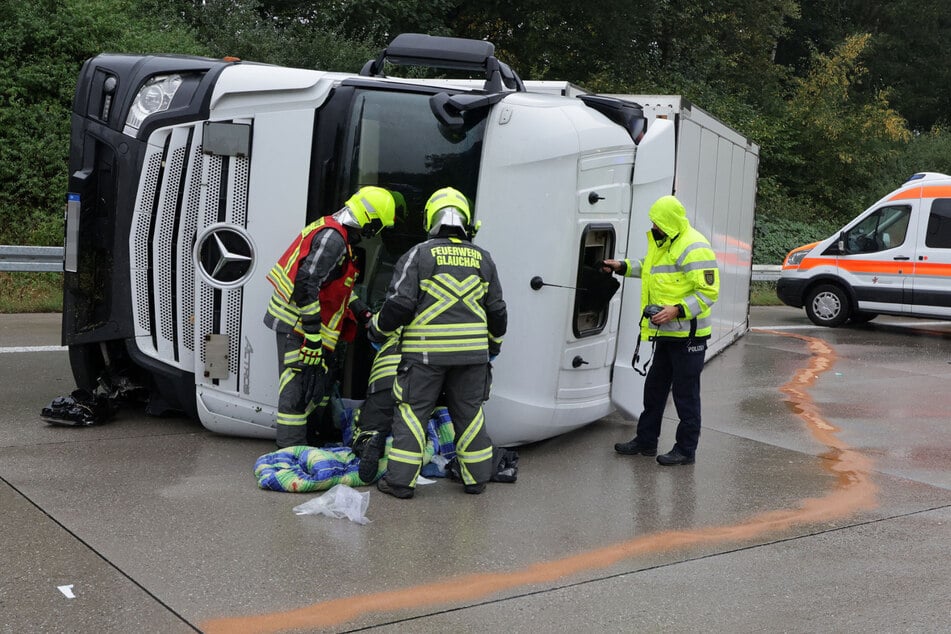 Ein Lkw kippte auf der A4 um.