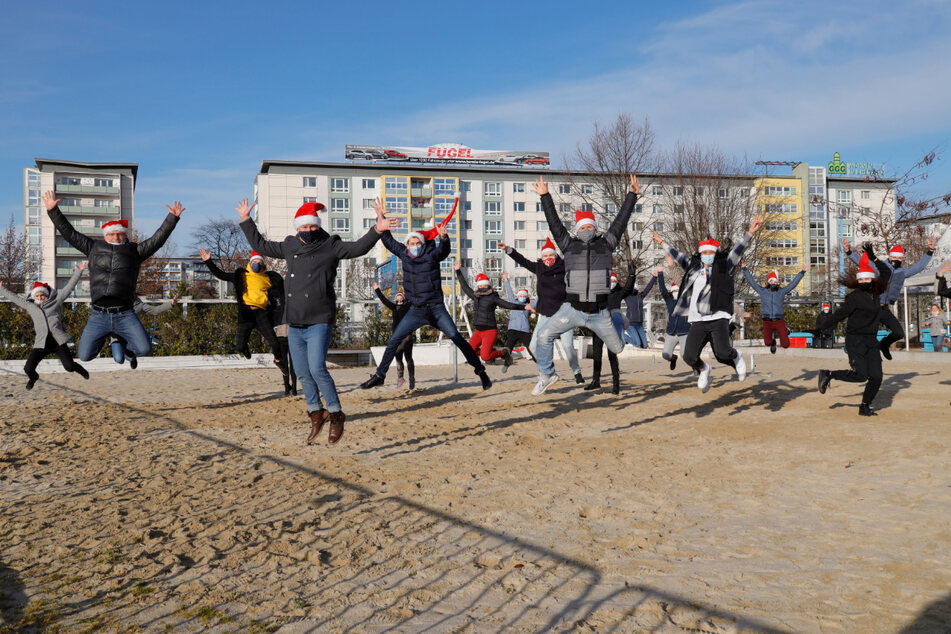 Chemnitzer Tanzlehrer drehten zu Weihnachten am Uferstrand ein Video ihrer Challenge.