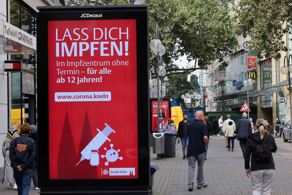 In Köln wirbt die Stadt mit Plakaten für die Corona-Imfpung.