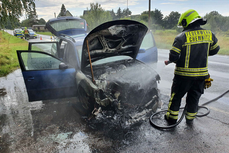 Das Feuer brach in dem VW im Motorraum aus.