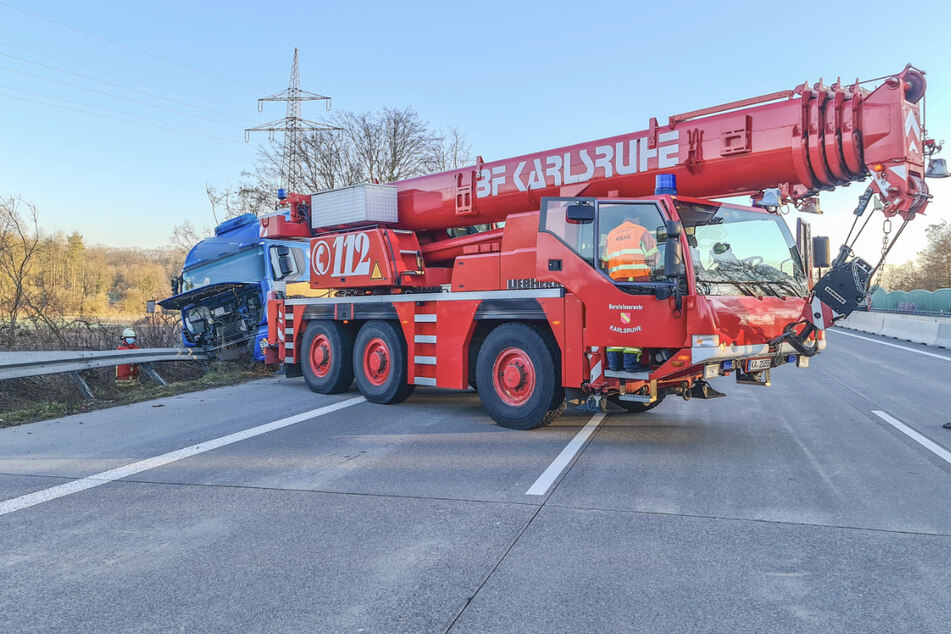 Lkw kracht in Leitplanke: Stau auf A5