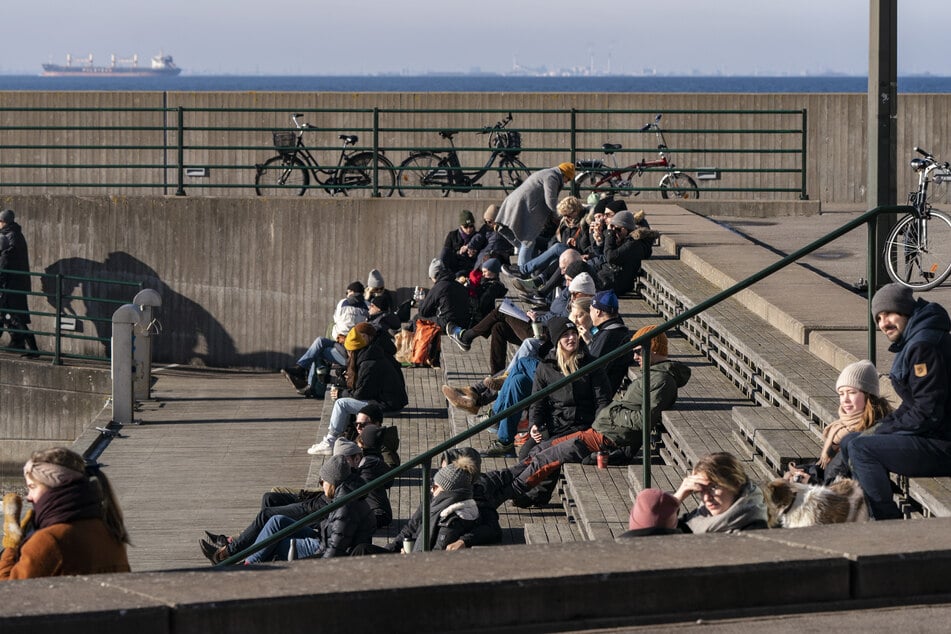 Menschen genießen das sonnige Wetter im Westhafen von Malmö.