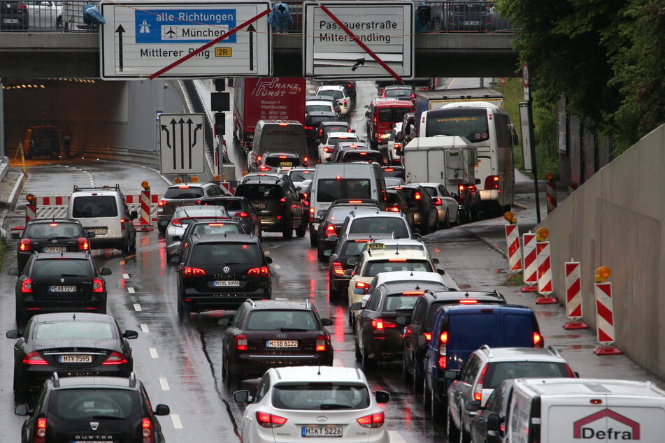 Die heruntergefallene Ladung sorgte für Frust im Münchner Feierabendverkehr. (Symbolfoto)
