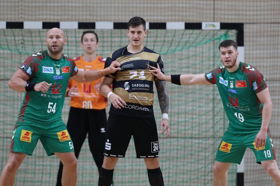 Oscar Bergendahl (l.) und Elvar Örn Jonsson (r.) vom SC Magdeburg hatten Kreisläufer Oliver Seidler (M.) gut im Griff.