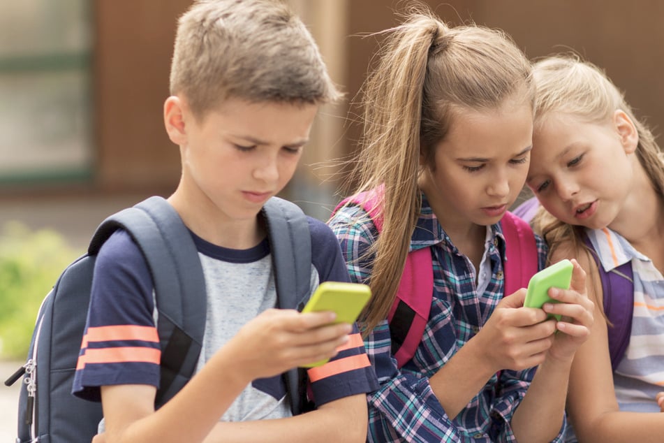 Schon der Besitz reicht offenbar aus: Kinder mit Smartphones lesen schlechter