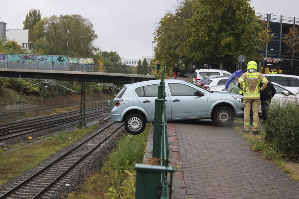 Der Unterboden verhinderte den Absturz des Autos.