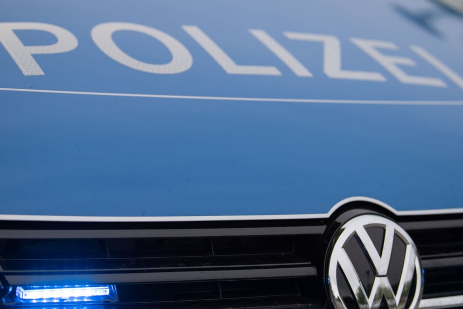 Die Polizei hat eine Mordkommission eingerichtet und die Ermittlungen aufgenommen.