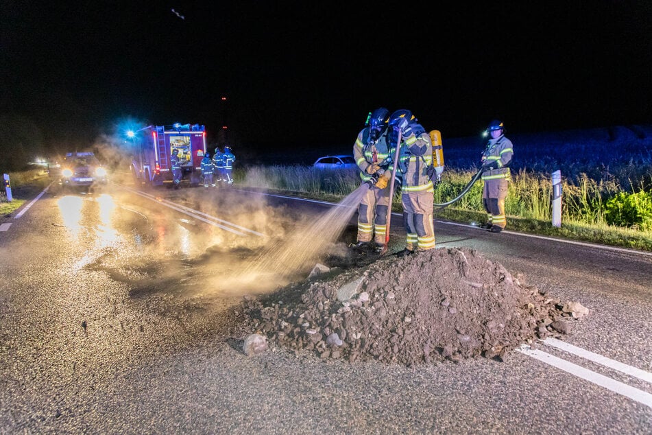 Ein gefährliches Hindernis: Unbekannte kippten einen Schutthaufen auf die S255 in Hartenstein, zündeten zudem zwei Autoreifen an. Die Feuerwehr löschte zunächst die brennenden Reifen.